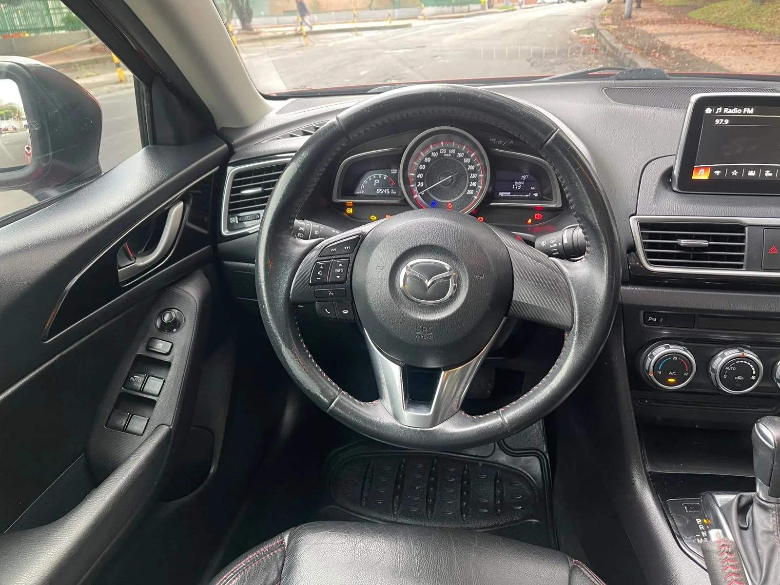 Sedán Mazda Mazda 3 2017 TOURING AT 2.0L SKYACTIV en Bogotá — foto 11