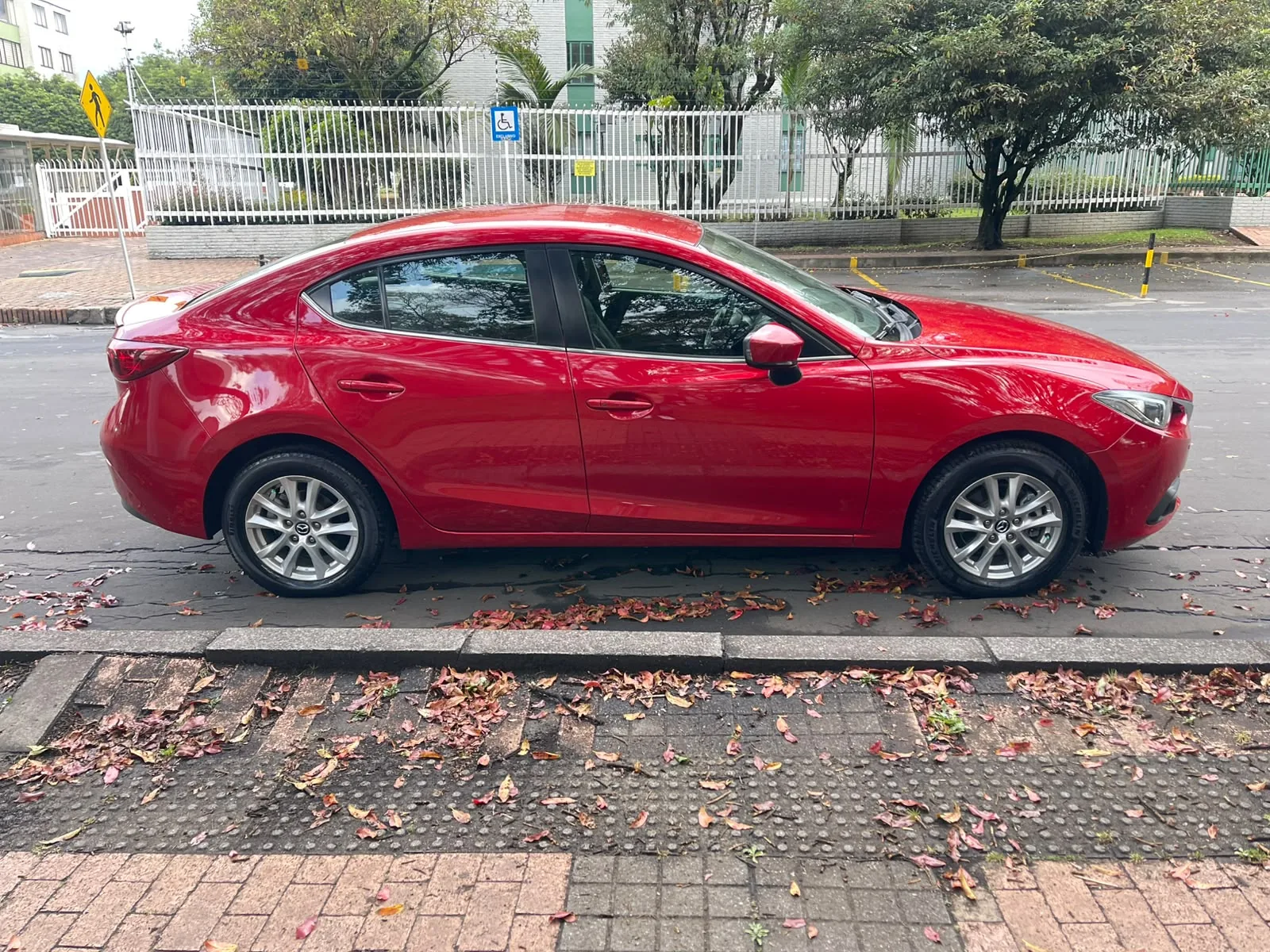 Sedán Mazda Mazda 3 2017 TOURING AT 2.0L SKYACTIV en Bogotá — foto 6