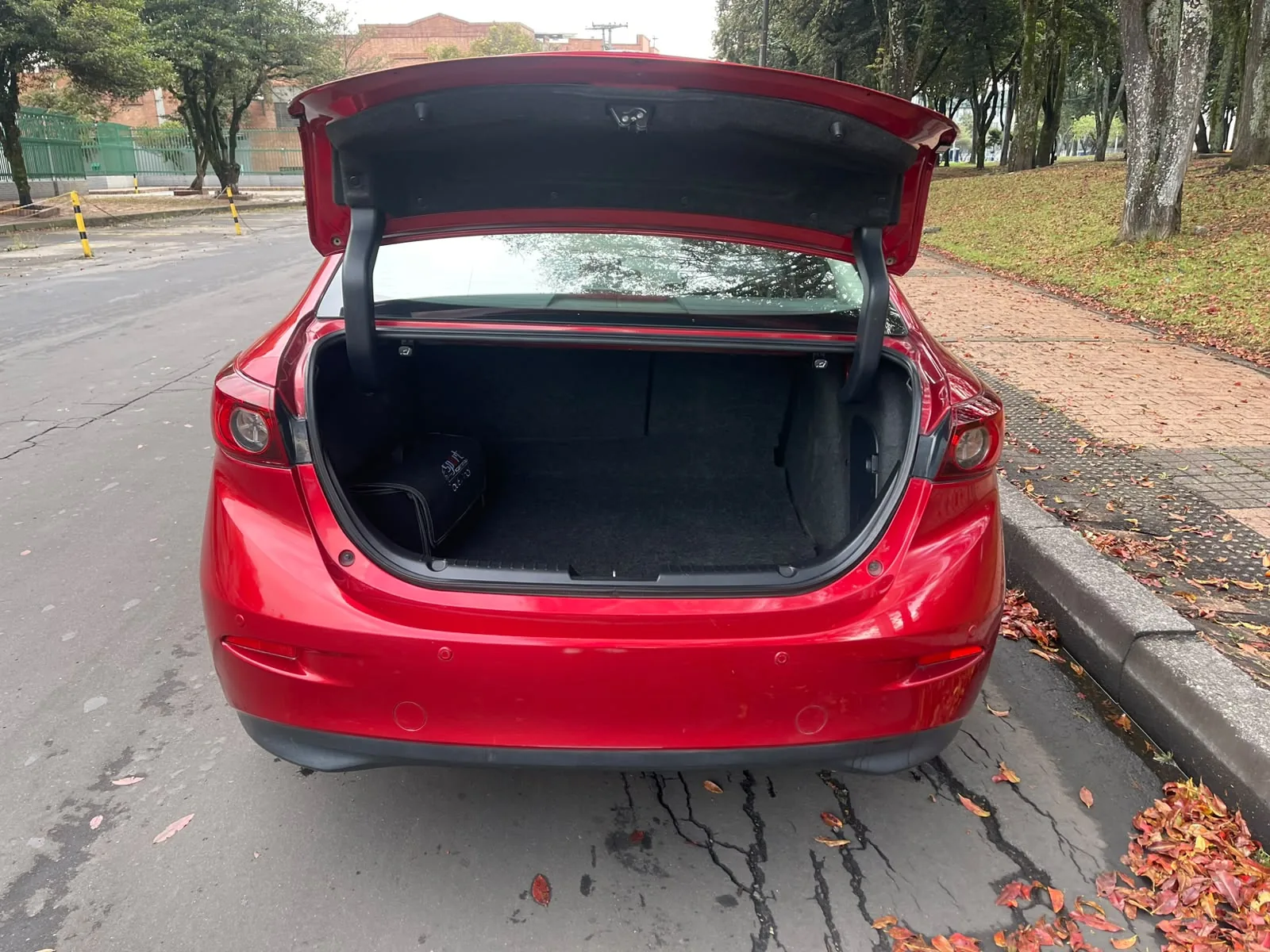 Sedán Mazda Mazda 3 2017 TOURING AT 2.0L SKYACTIV en Bogotá — foto 9