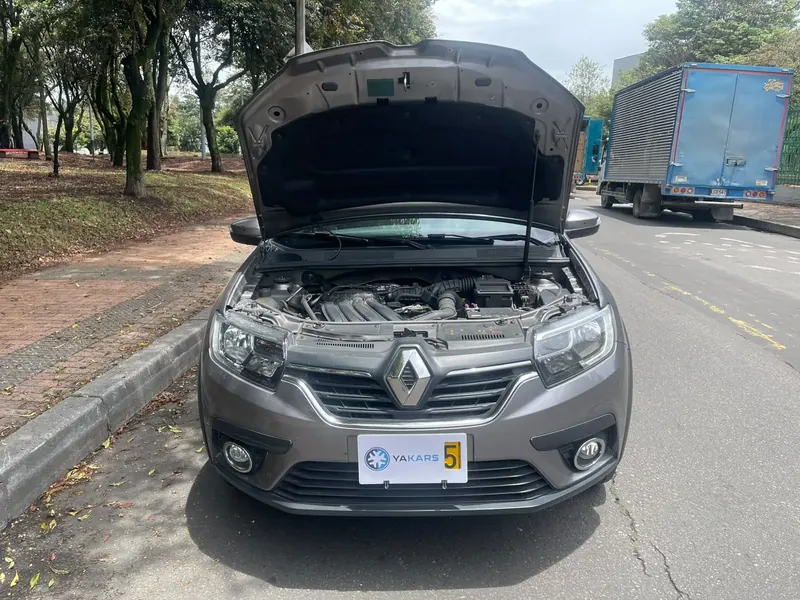 Renault Logan 2020 Intens con 64.000 km, transmisión automática — foto 3 de 16