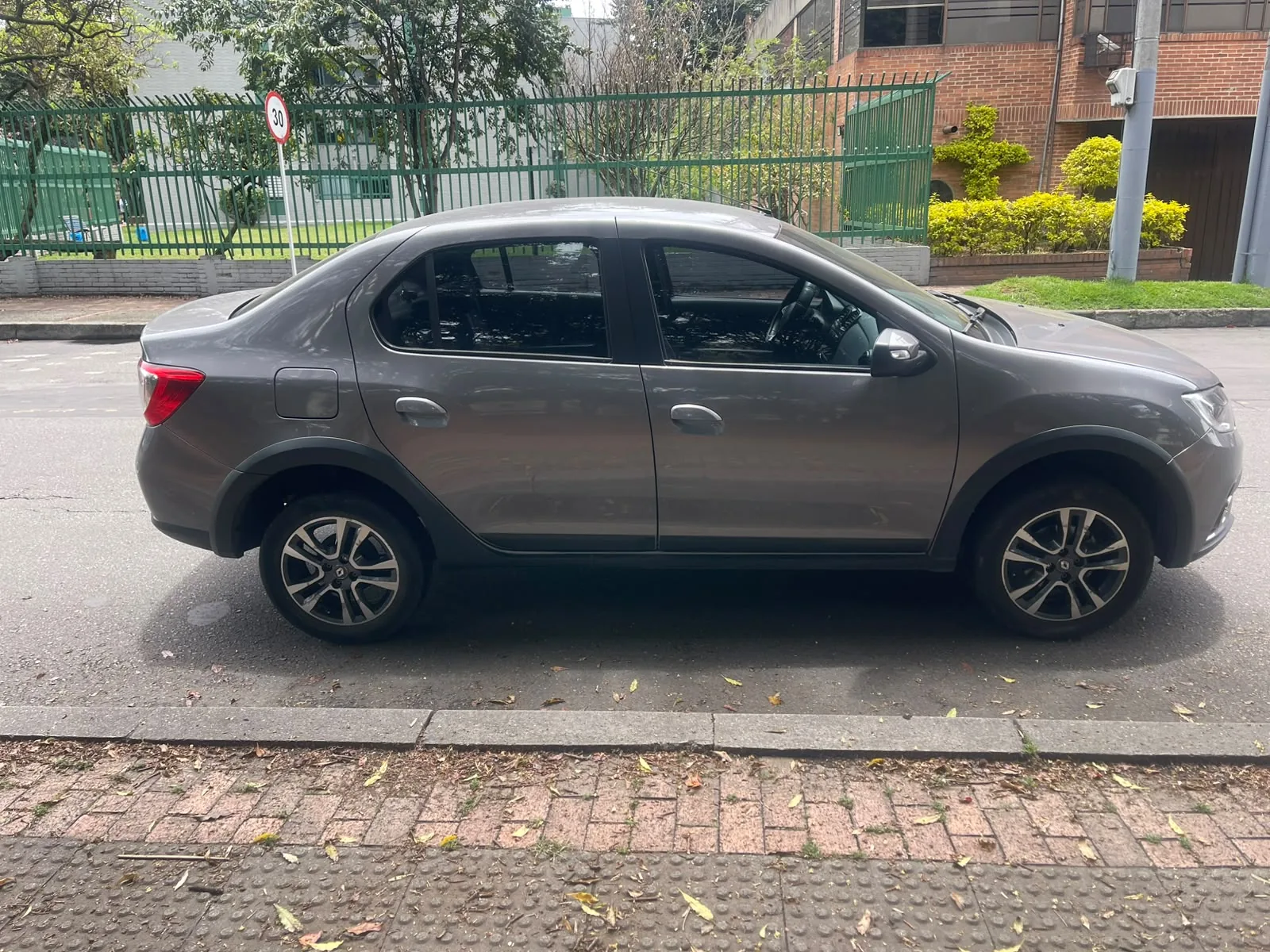 Sedán Renault Logan 2020 INTENS 1.6L AT en Bogotá — foto 5