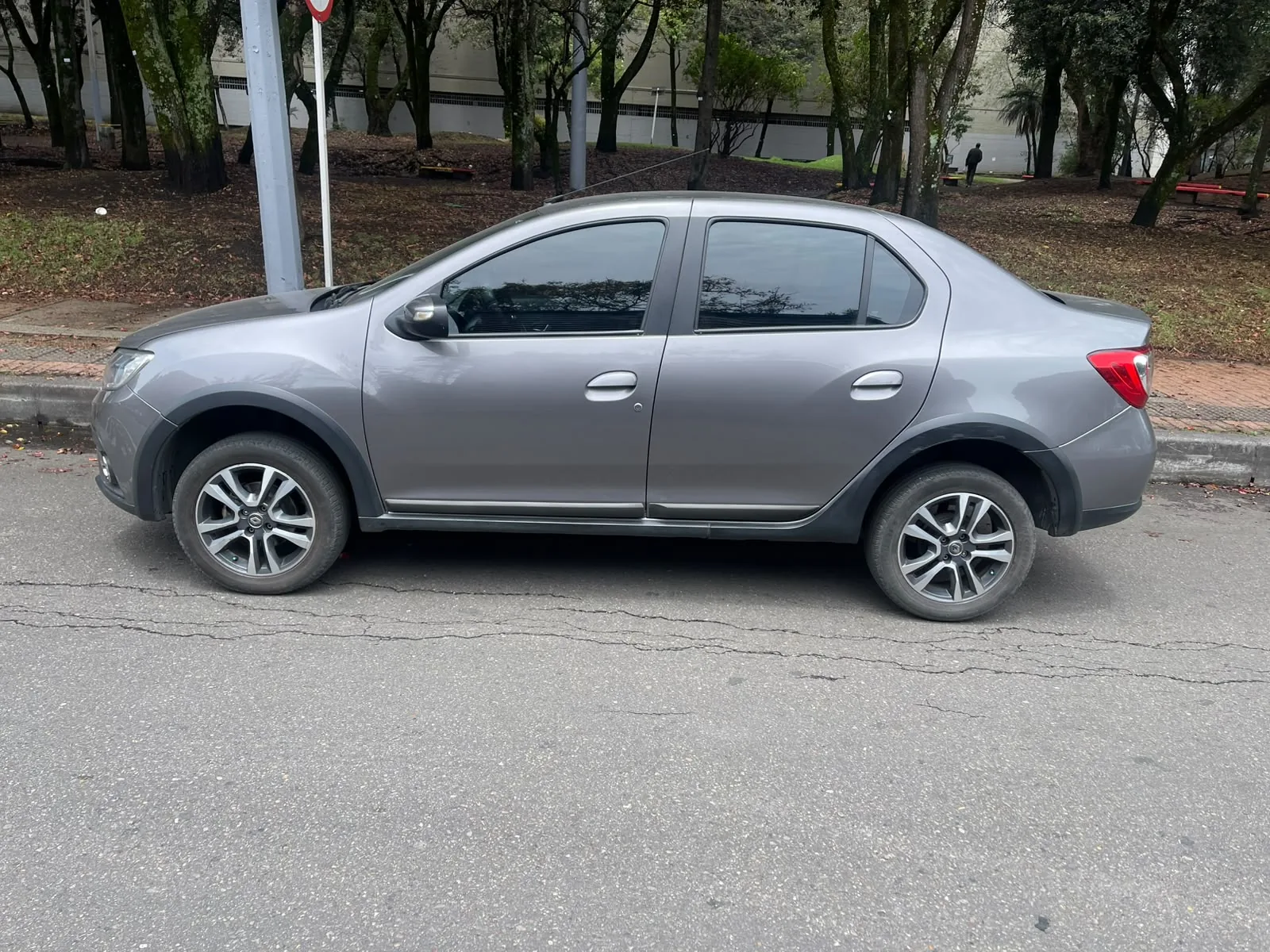 Sedán Renault Logan 2020 INTENS 1.6L AT en Bogotá — foto 6