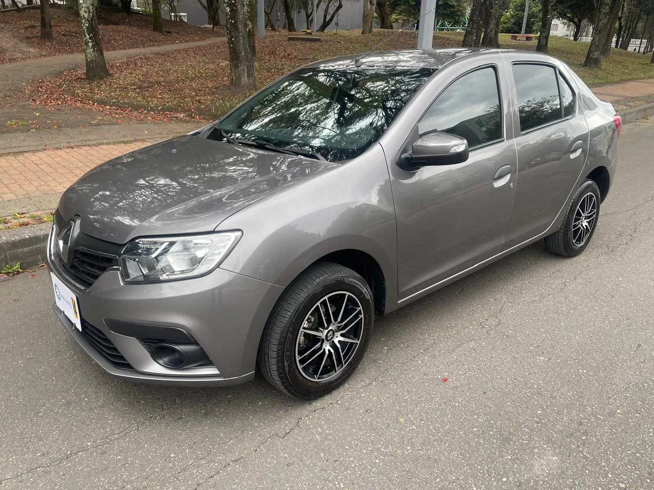 Sedán Renault Logan Life 2023 1.6L MT en Bogotá