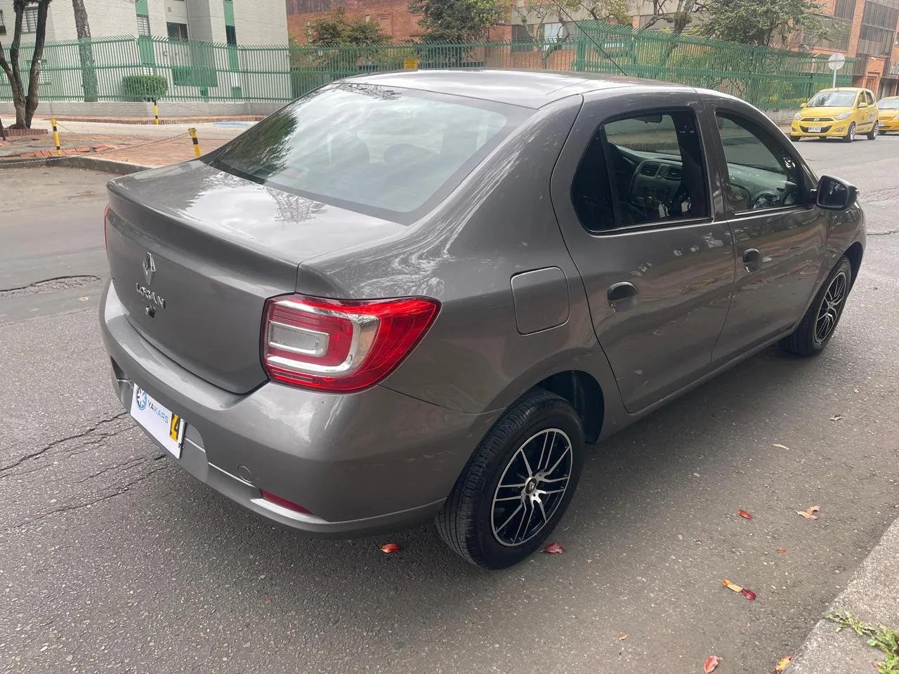 Sedán Renault Logan Life 2023 1.6L MT en Bogotá — foto 11