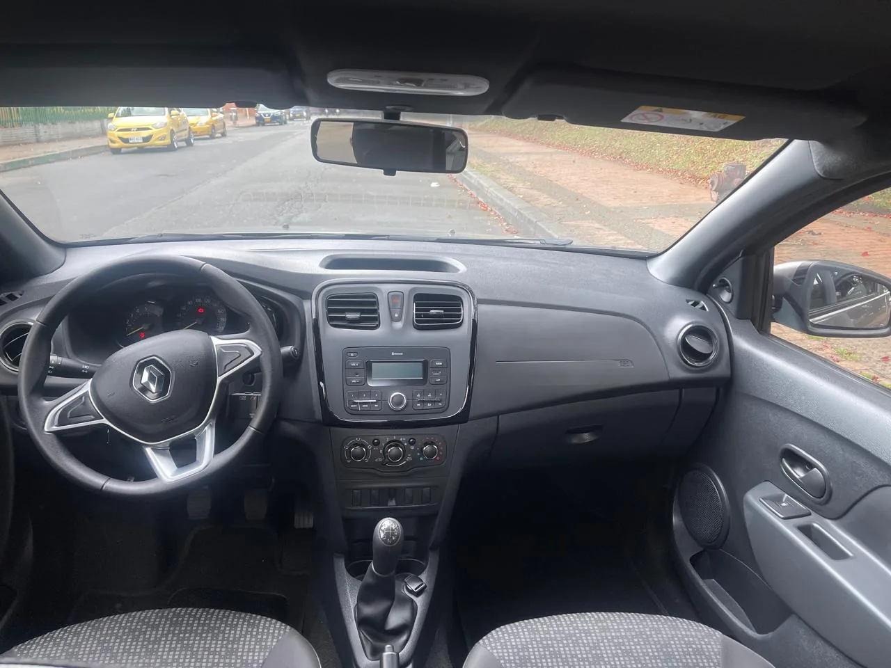 Sedán Renault Logan Life 2023 1.6L MT en Bogotá — foto 12
