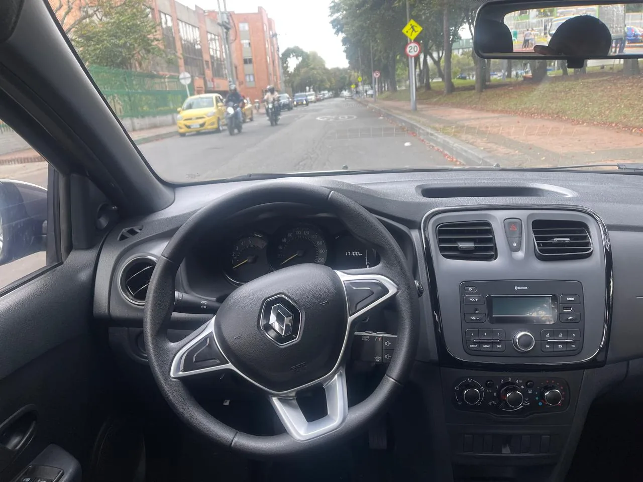 Sedán Renault Logan Life 2023 1.6L MT en Bogotá — foto 14