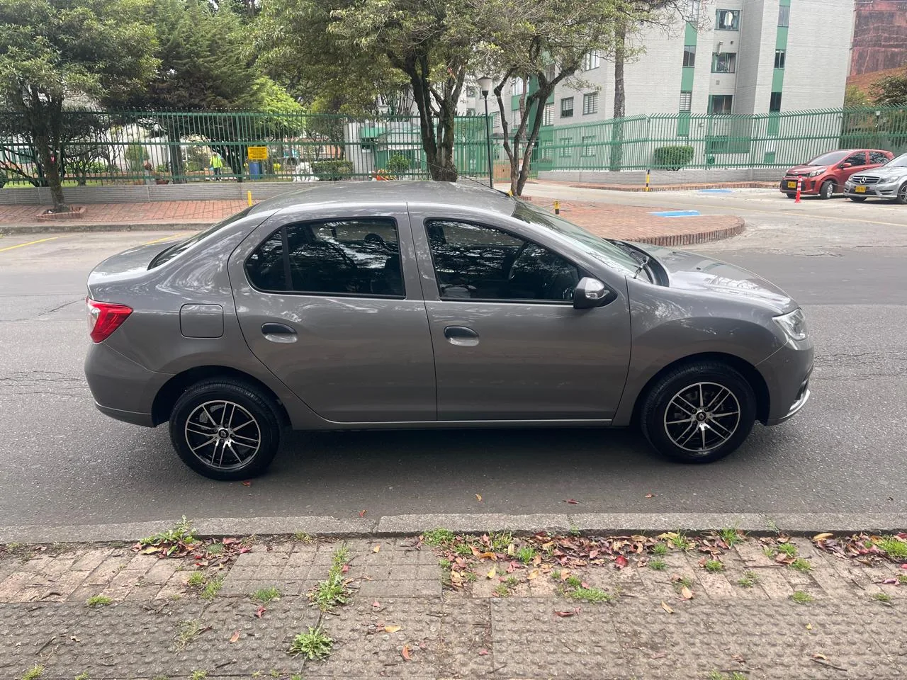 Sedán Renault Logan Life 2023 1.6L MT en Bogotá — foto 6