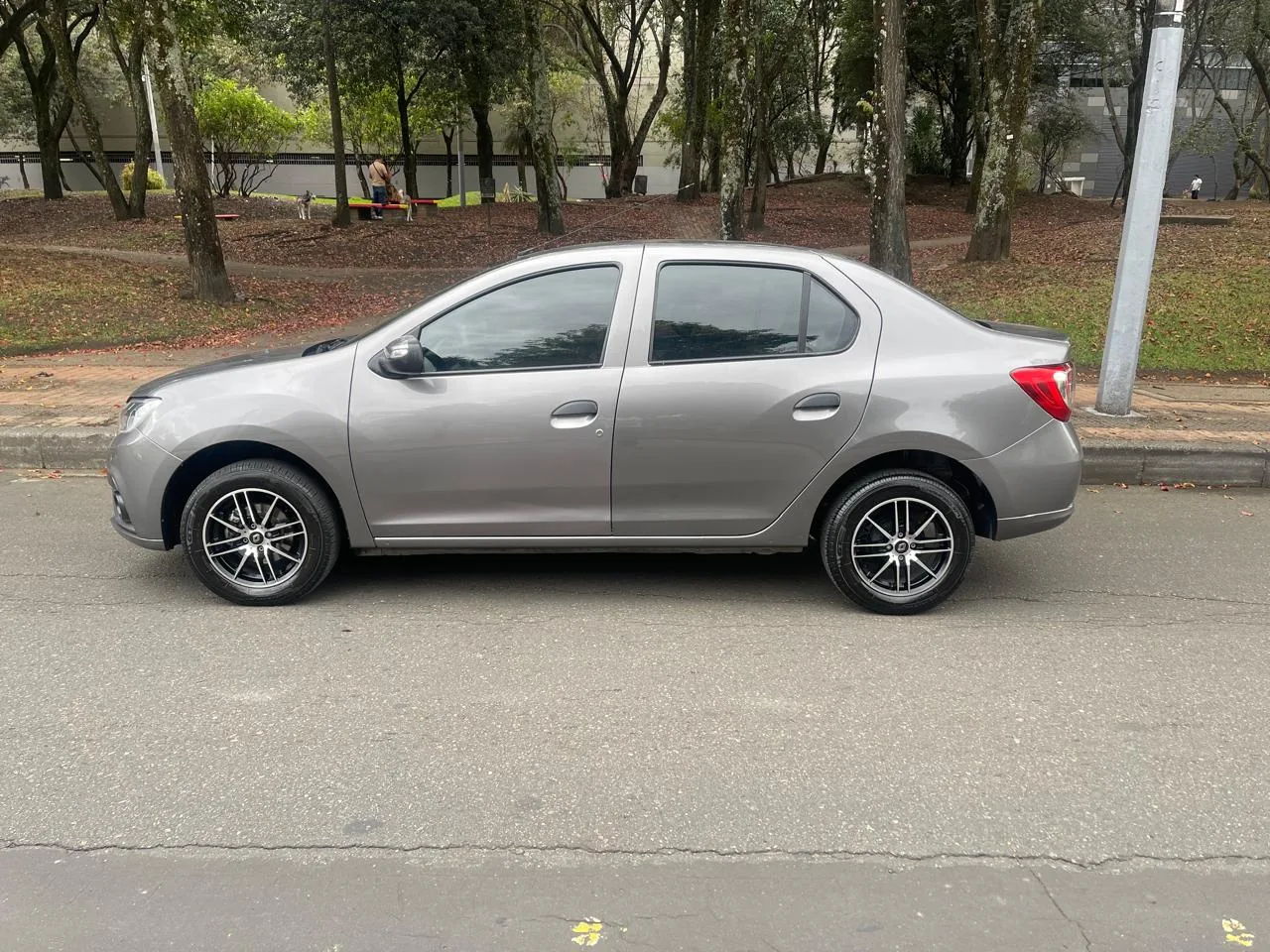 Sedán Renault Logan Life 2023 1.6L MT en Bogotá — foto 7