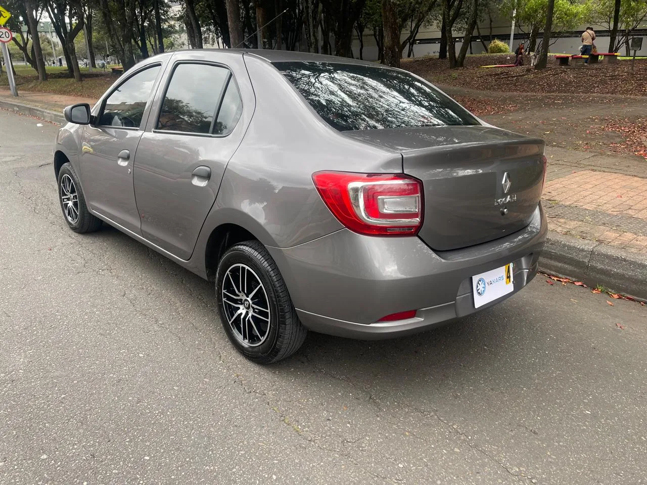 Sedán Renault Logan Life 2023 1.6L MT en Bogotá — foto 8