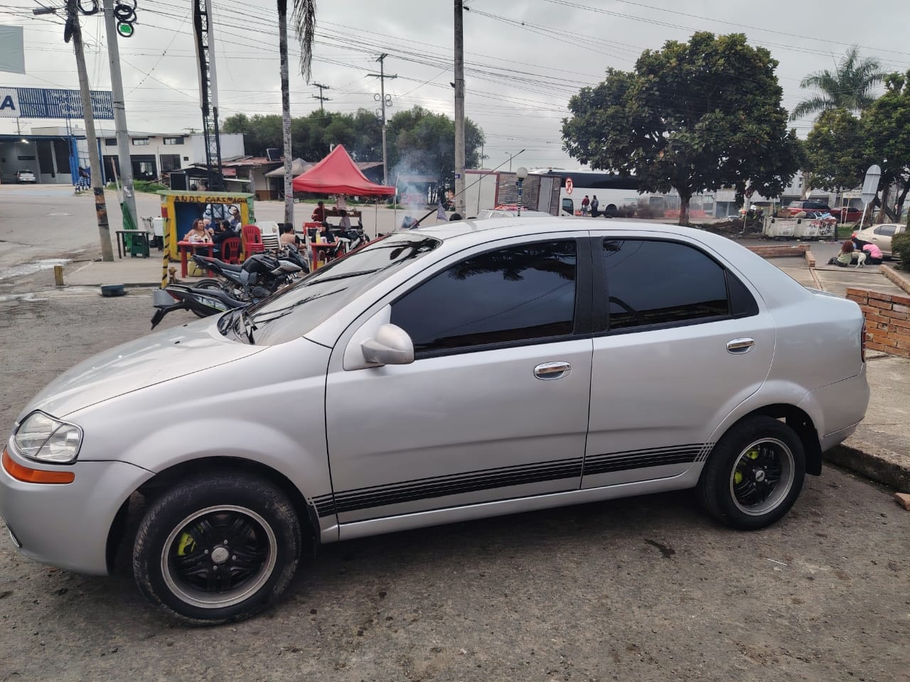 Chevrolet Aveo Family 2011 Plateado Bogotá