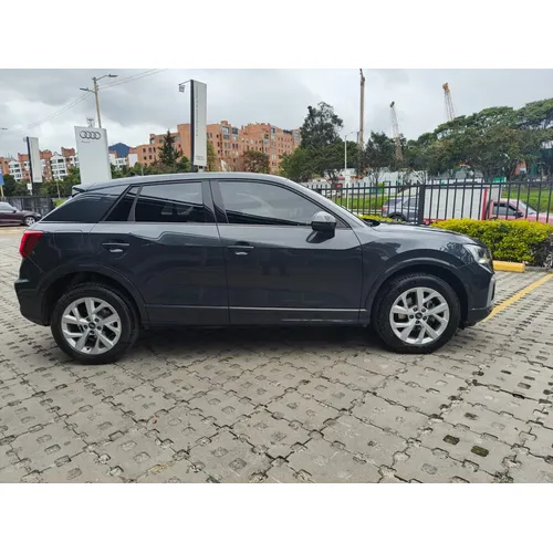 Audi Q2 2025 Gris Bogotá