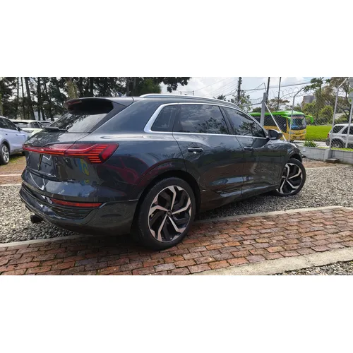 Audi Q8 2024 Gris Bogotá
