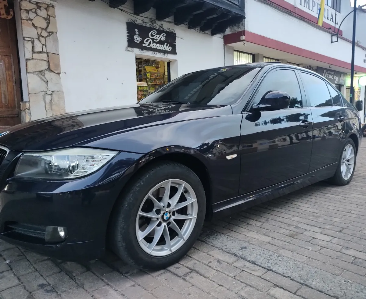 BMW 318i 2010 Azul Pamplona
