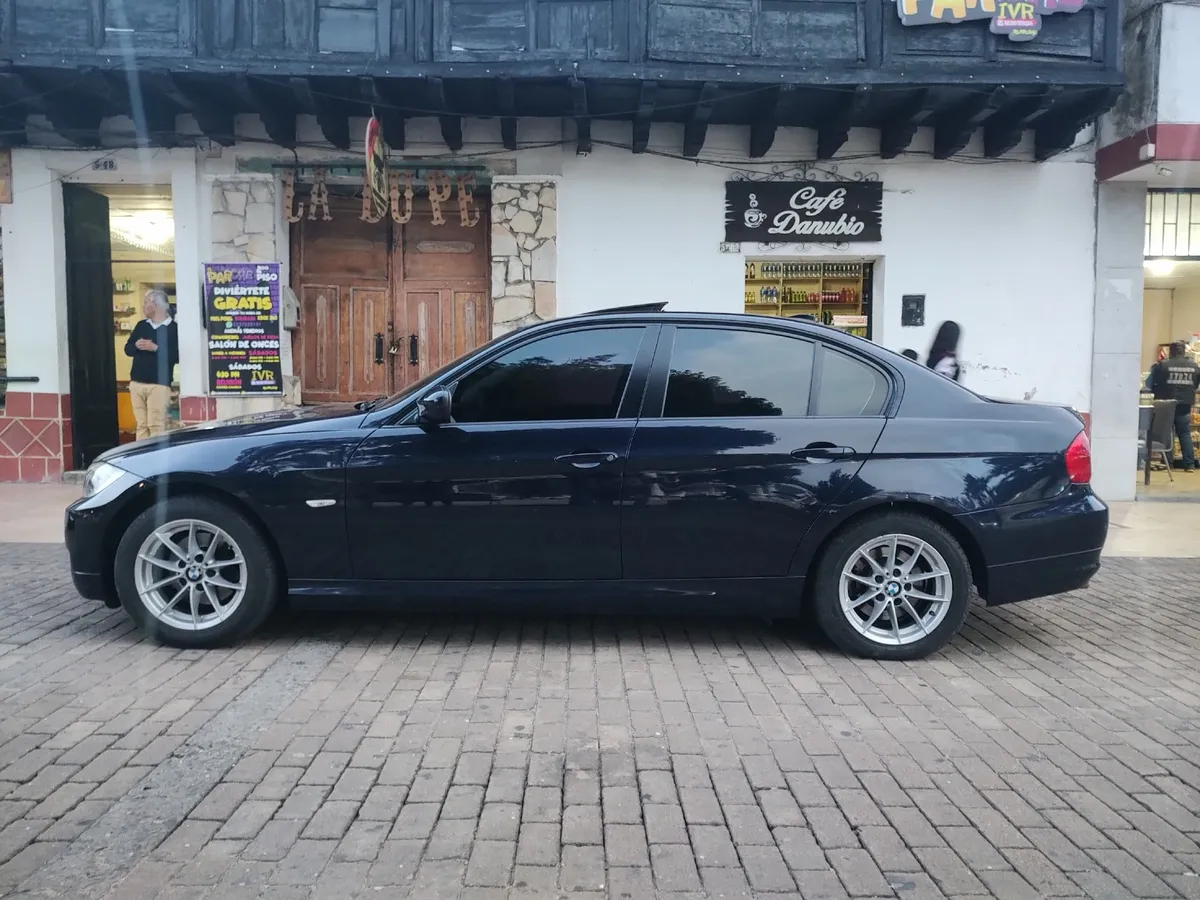 BMW 318i 2010 Azul Pamplona