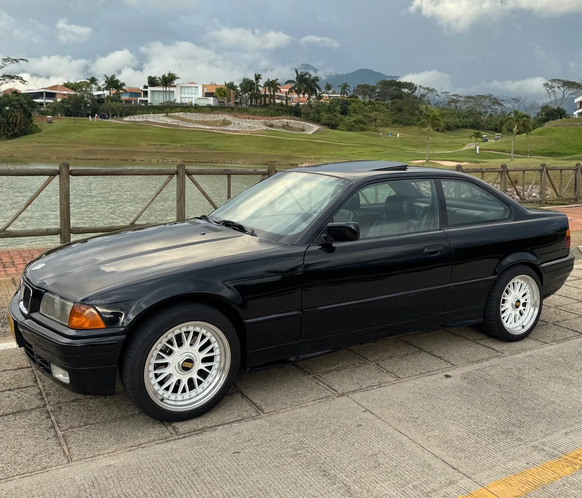BMW 325i 1993 Negro Floridablanca