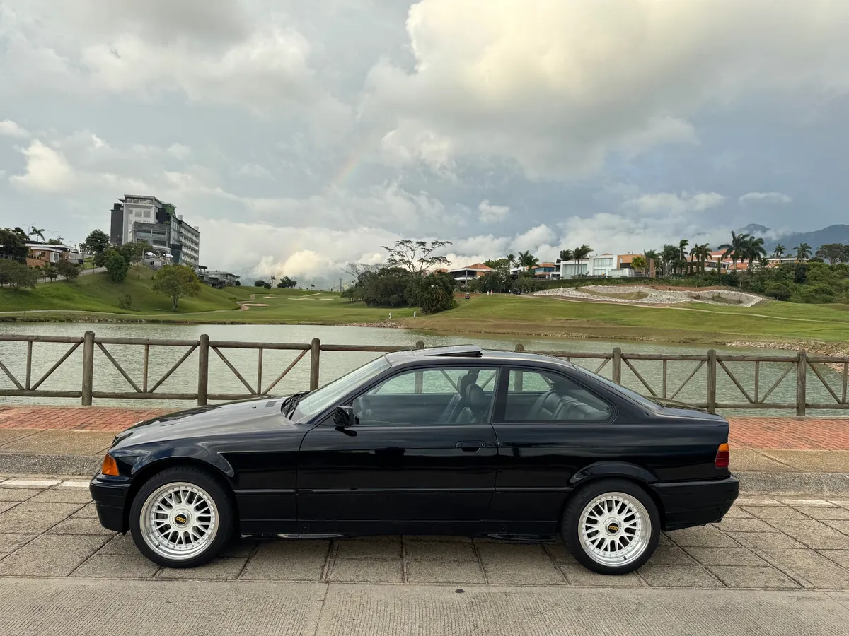 BMW 325i 1993 Negro Floridablanca