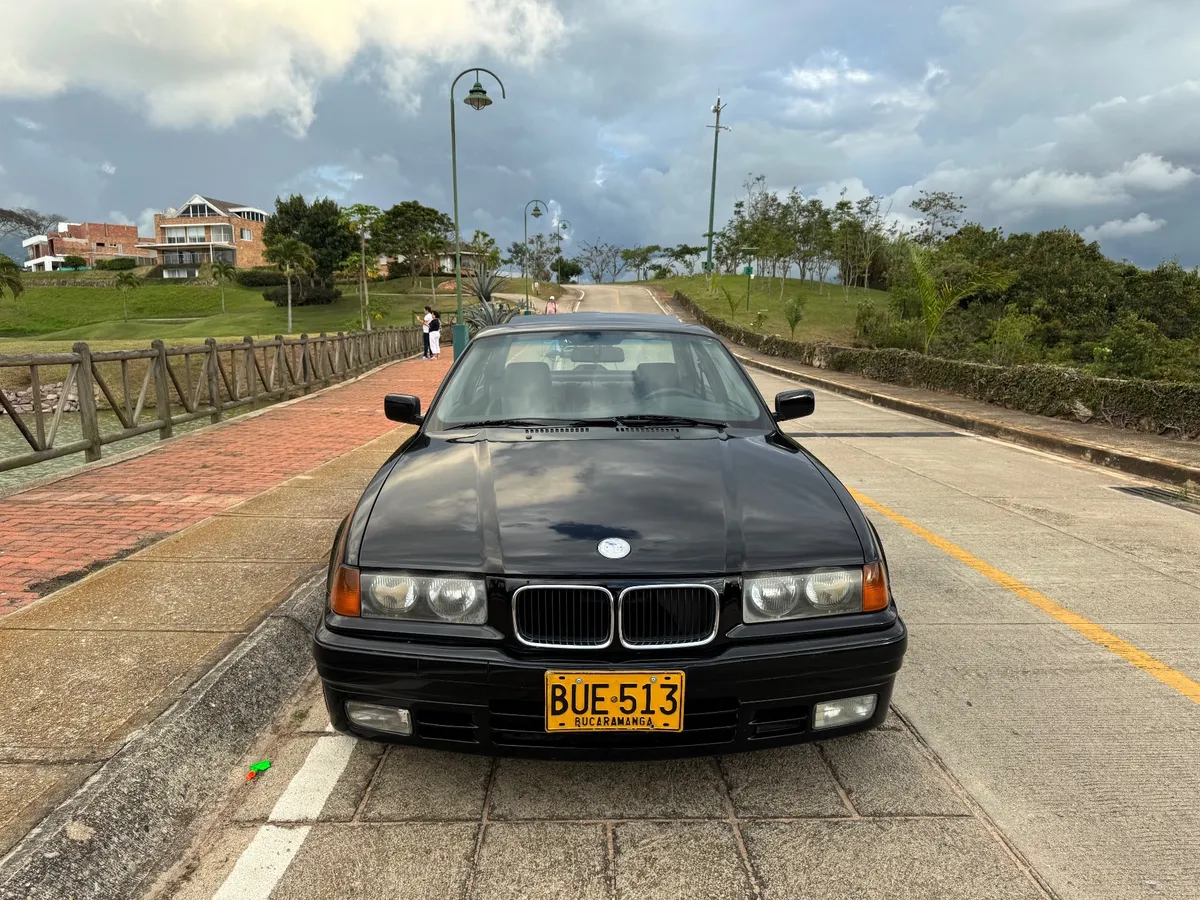 BMW 325i 1993 Negro Floridablanca