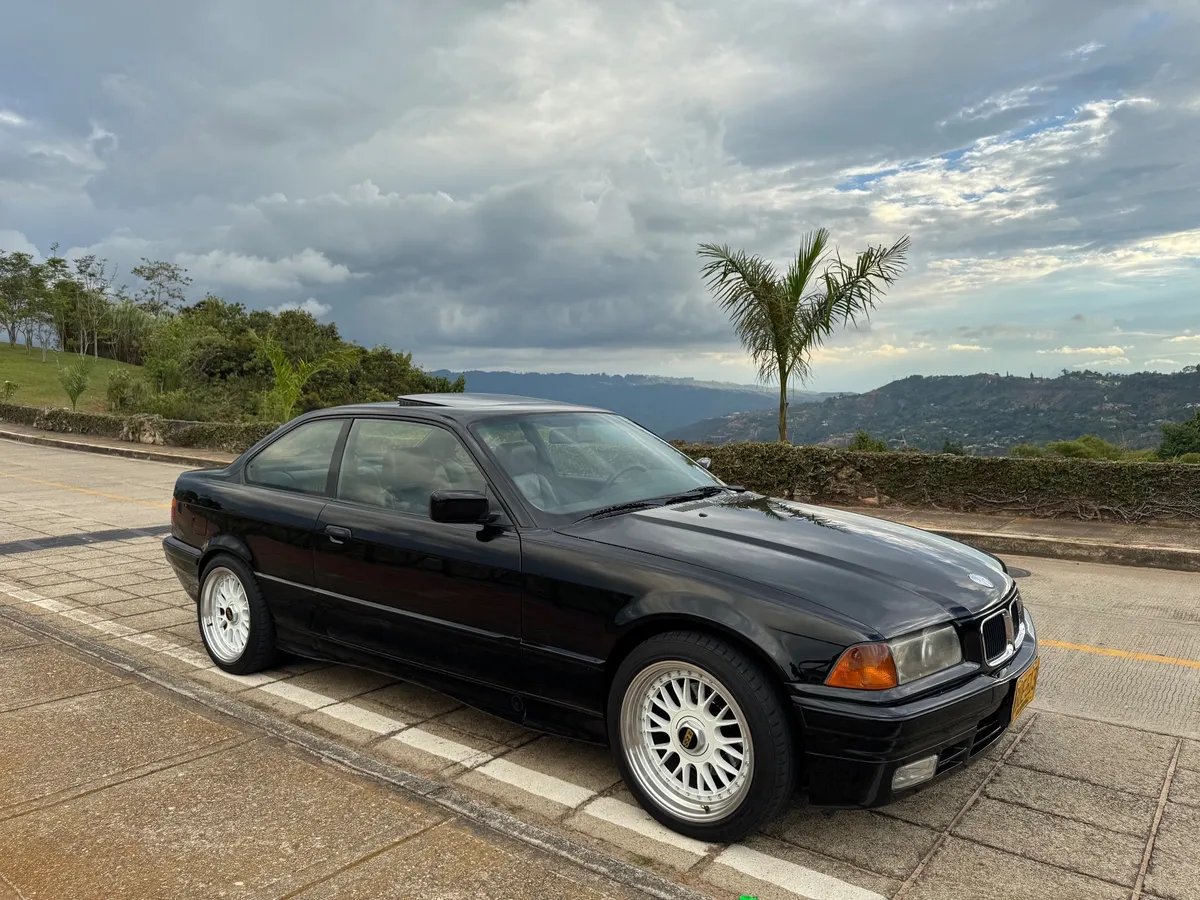 BMW 325i 1993 Negro Floridablanca