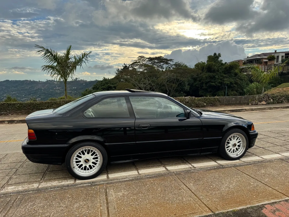 BMW 325i 1993 Negro Floridablanca