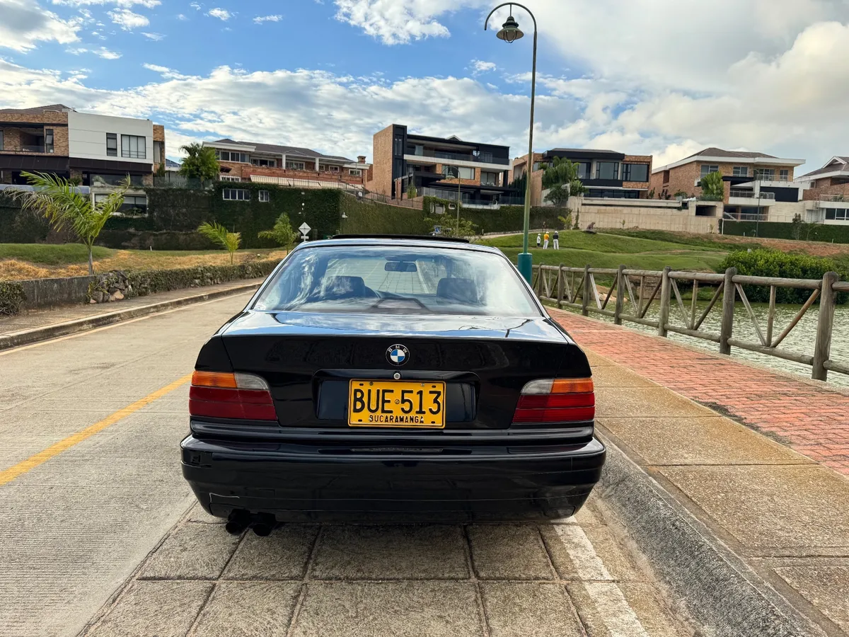 BMW 325i 1993 Negro Floridablanca