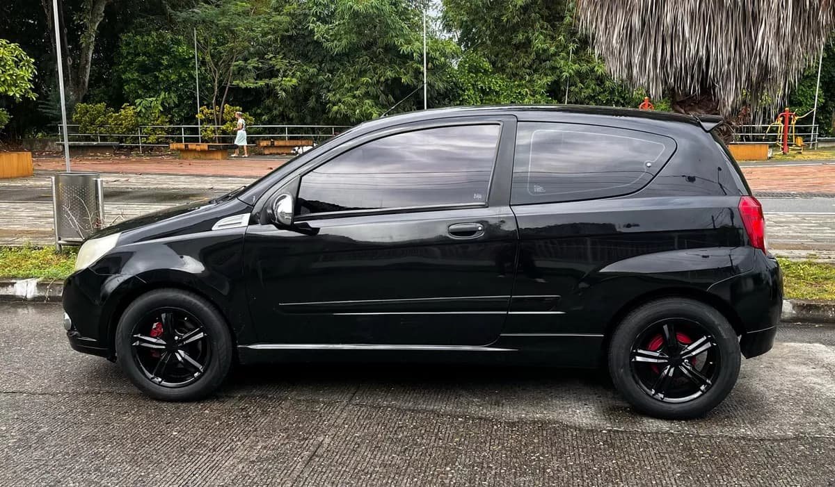 Chevrolet Aveo negro 1.6 año 2011