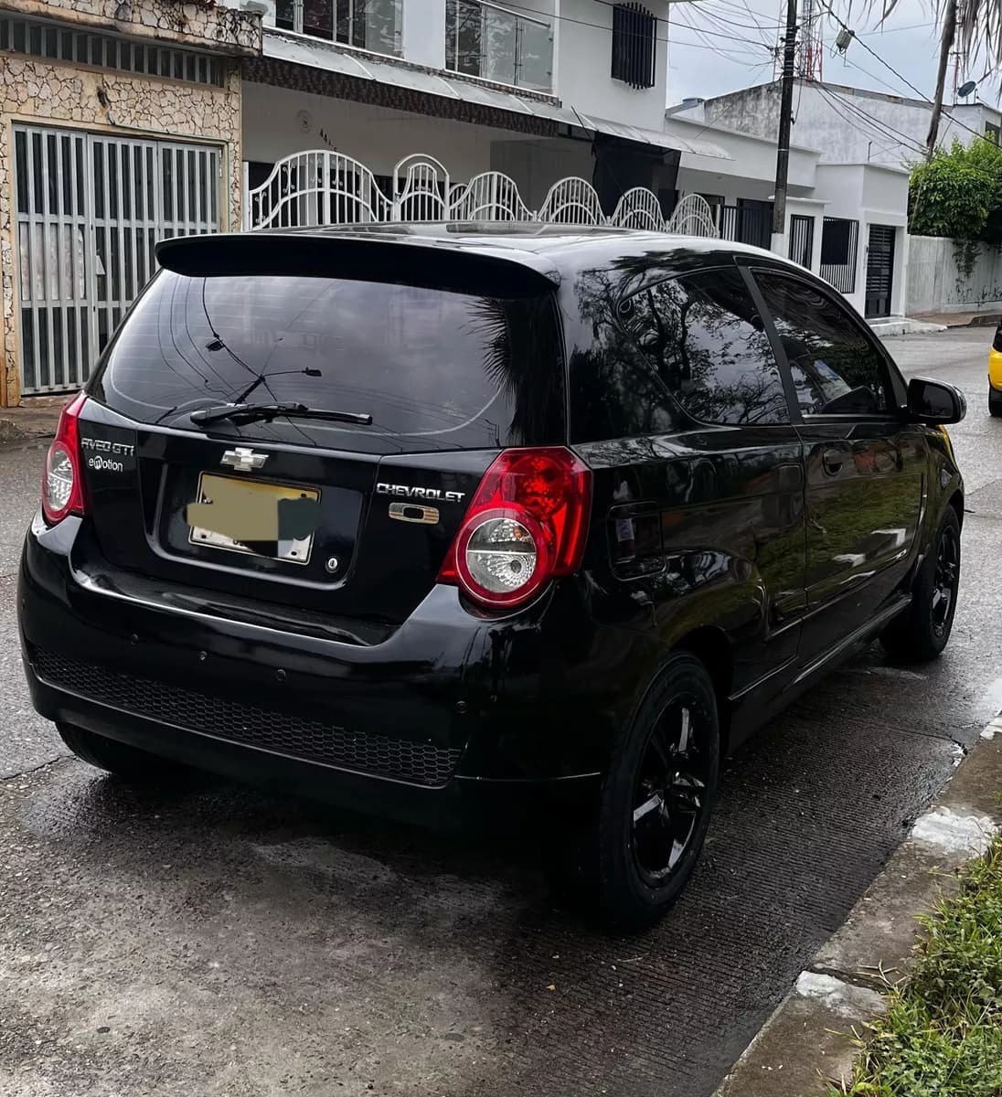 Chevrolet Aveo negro 1.6 año 2011