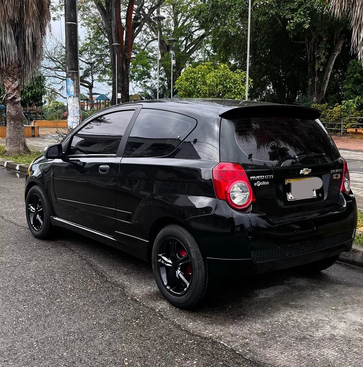 Chevrolet Aveo negro 1.6 año 2011