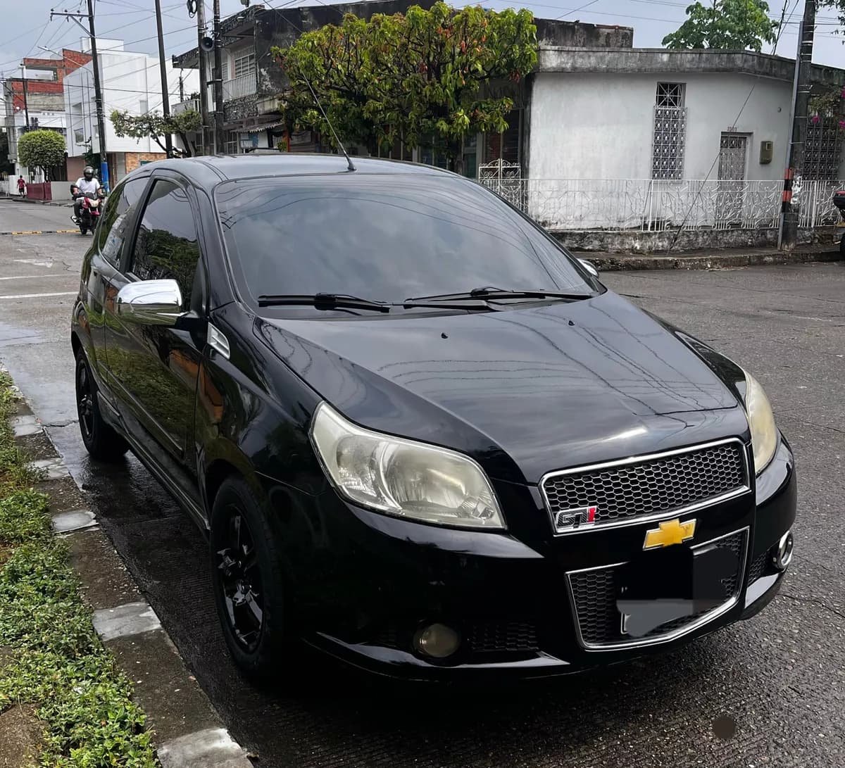 Chevrolet Aveo negro 1.6 año 2011