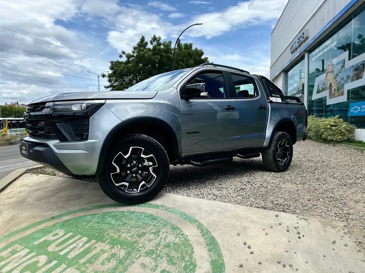 Chevrolet Colorado Z71 2025 Plateado