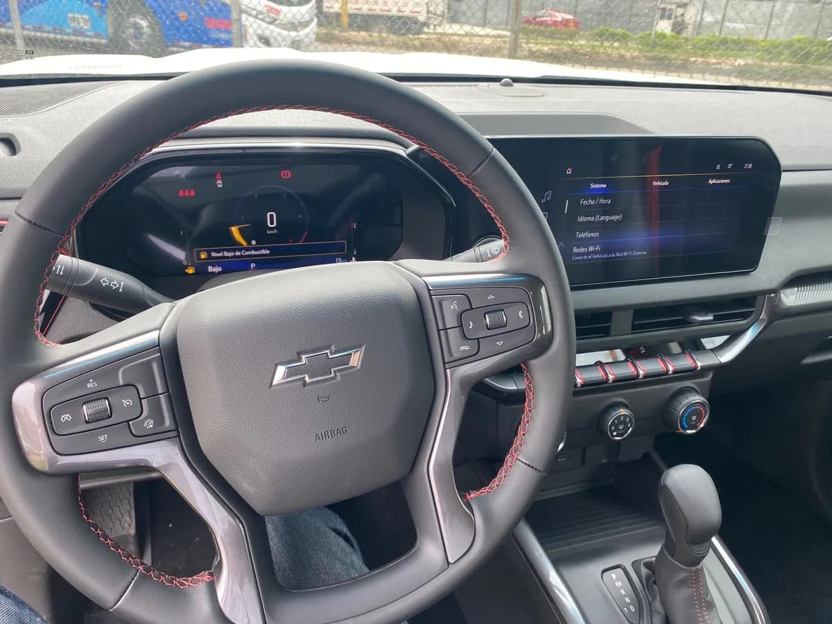 Chevrolet Colorado Z71 2025 Plateado