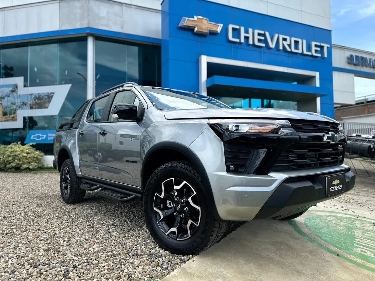 Chevrolet Colorado Z71 2025 Plateado