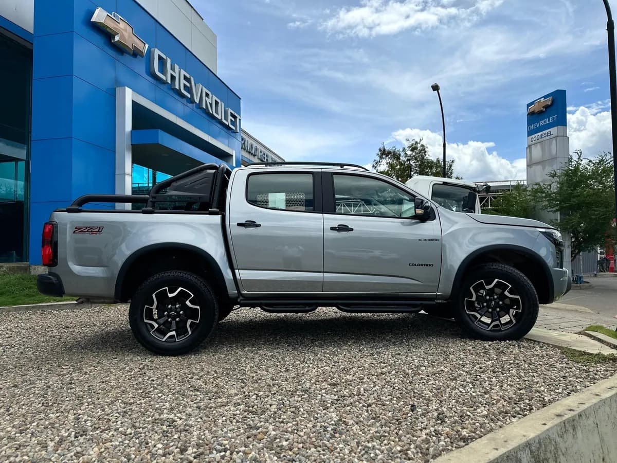 Chevrolet Colorado Z71 2025 Plateado