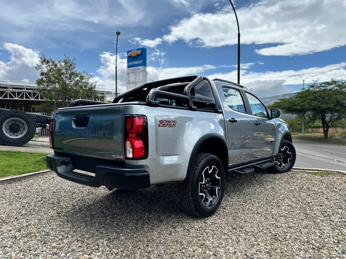 Chevrolet Colorado Z71 2025 Plateado