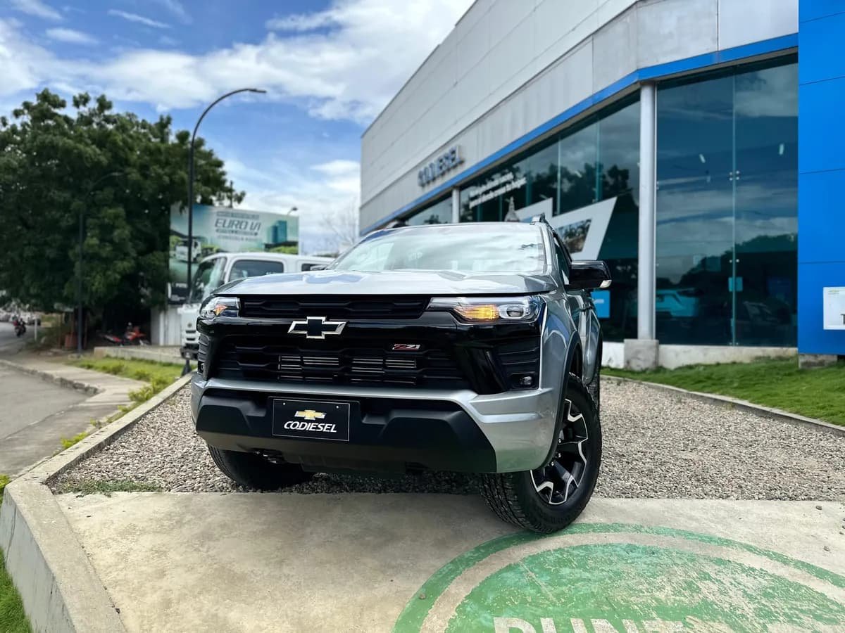 Chevrolet Colorado Z71 2025 Plateado