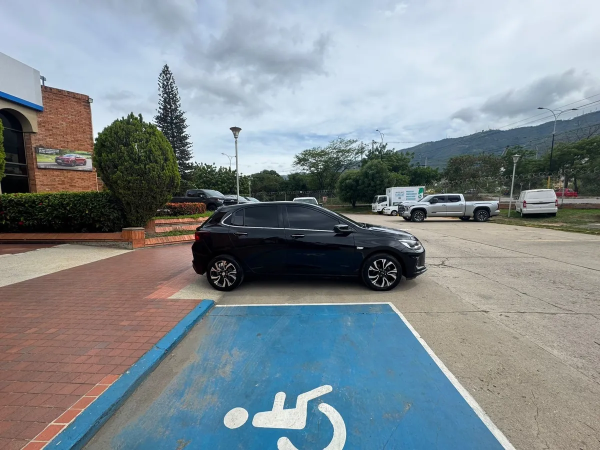 Chevrolet Onix Premier 2023 Negro Girón
