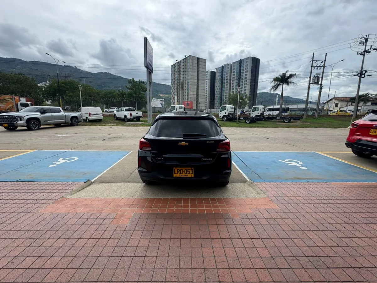 Chevrolet Onix Premier 2023 Negro Girón