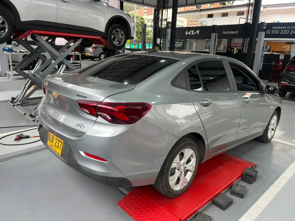 Chevrolet Onix LTZ 2024 Gris Medellín