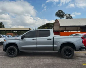 Chevrolet Silverado Z71 2023 Gris Bogotá