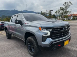 Chevrolet Silverado Z71 2023 Gris Bogotá