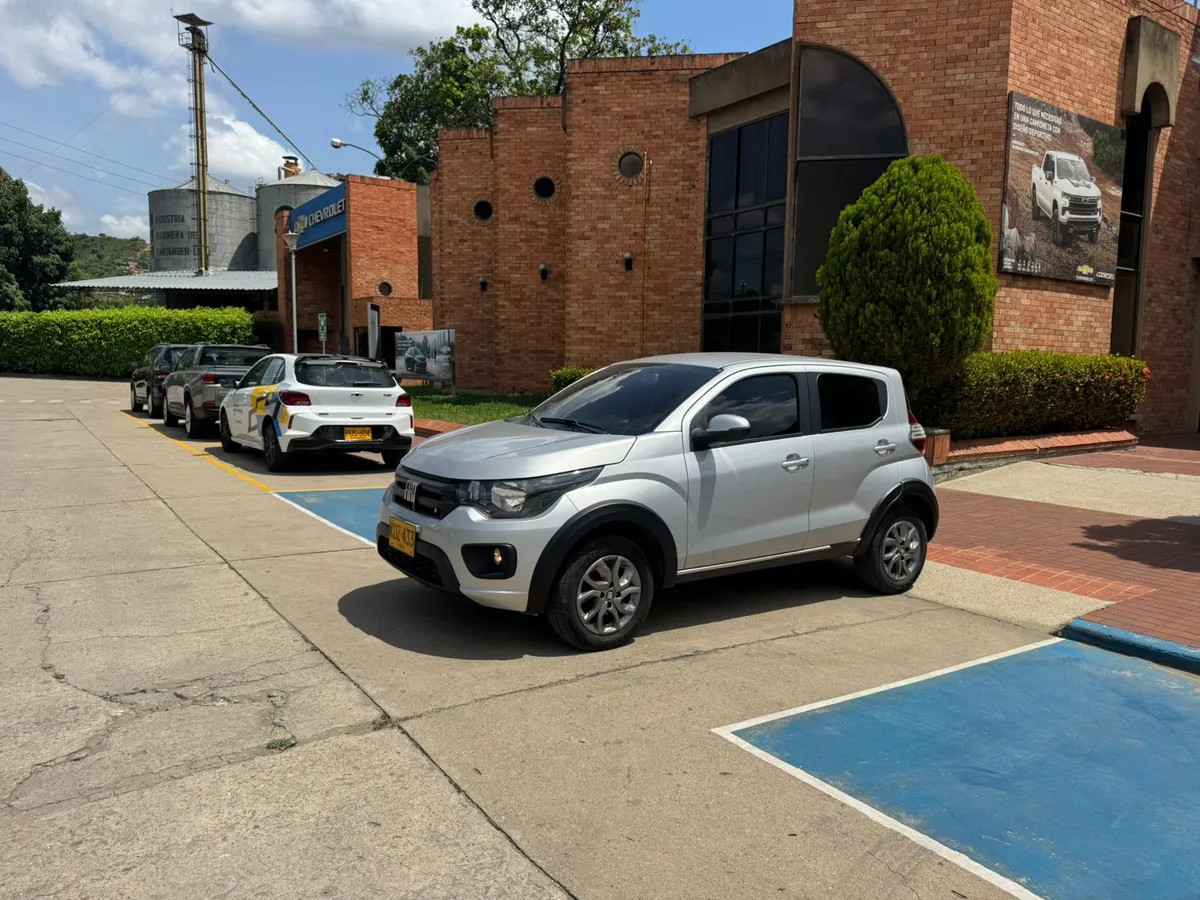 Fiat Mobi 2022 Plateado Girón