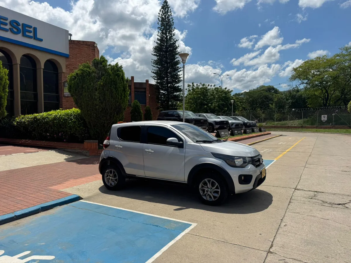 Fiat Mobi 2022 Plateado Girón