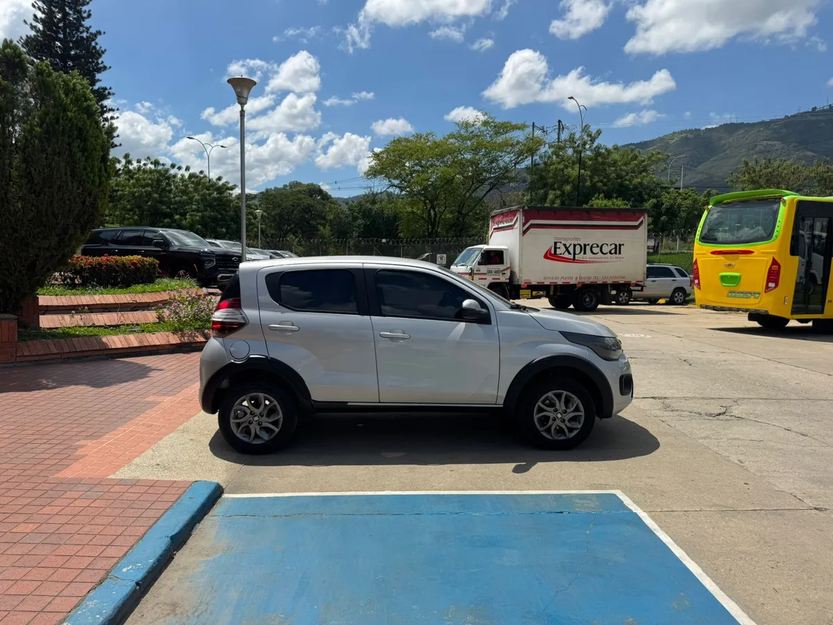 Fiat Mobi 2022 Plateado Girón