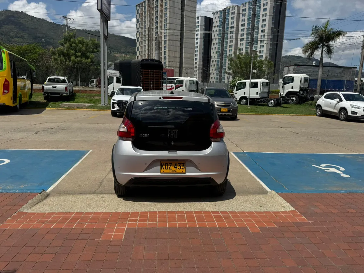 Fiat Mobi 2022 Plateado Girón