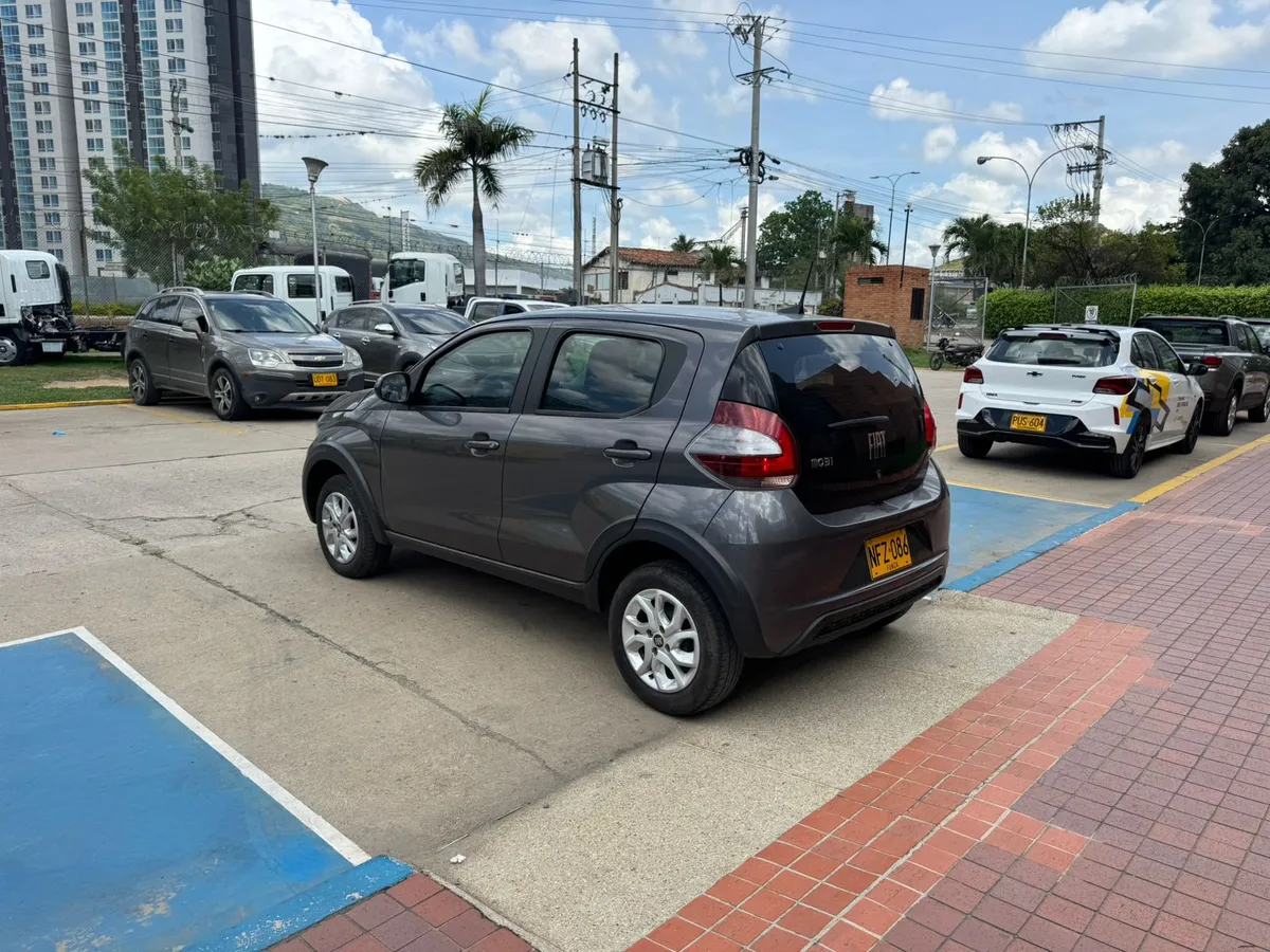 Fiat Mobi 2024 Gris Girón