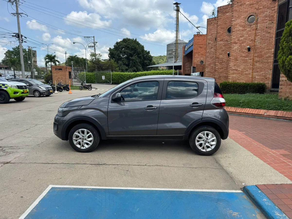 Fiat Mobi 2024 Gris Girón