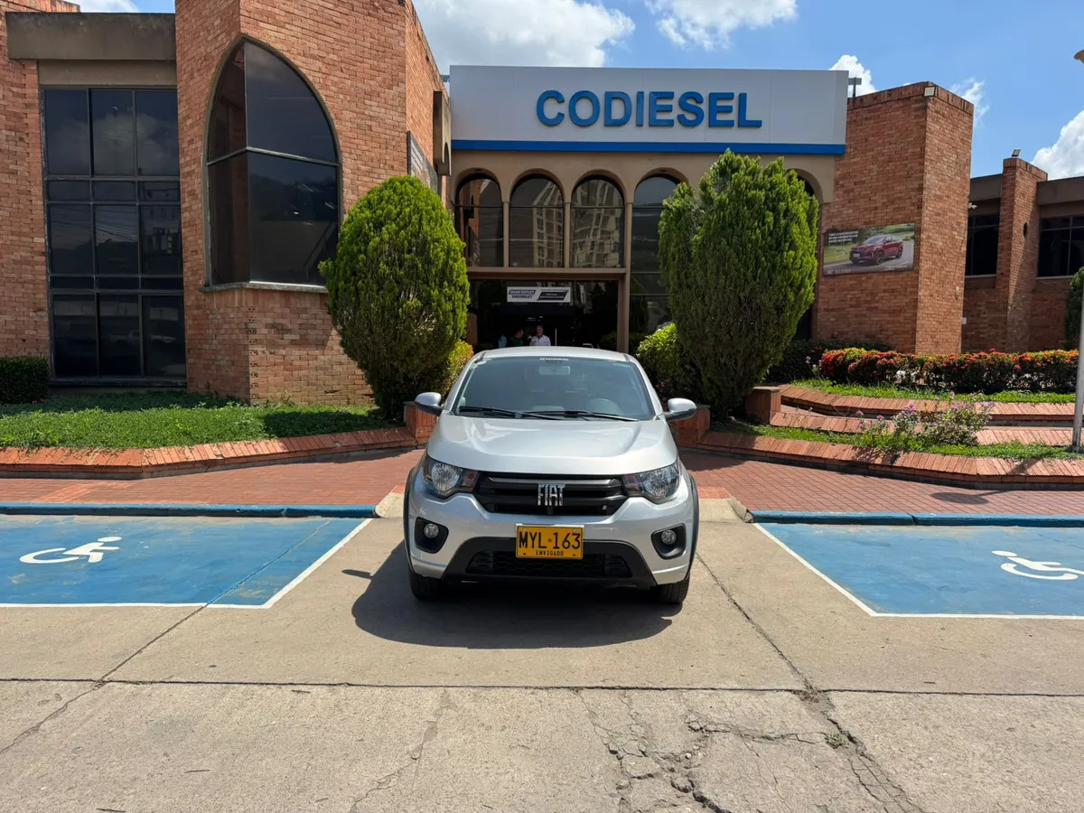 Fiat Mobi 2024 Plateado Girón