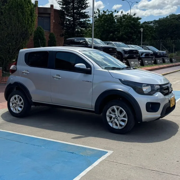 Fiat Mobi 2024 Plateado Girón