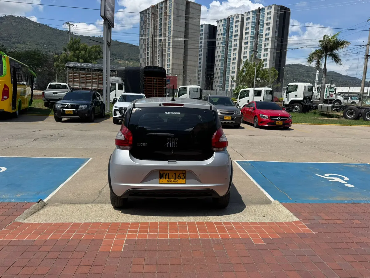 Fiat Mobi 2024 Plateado Girón