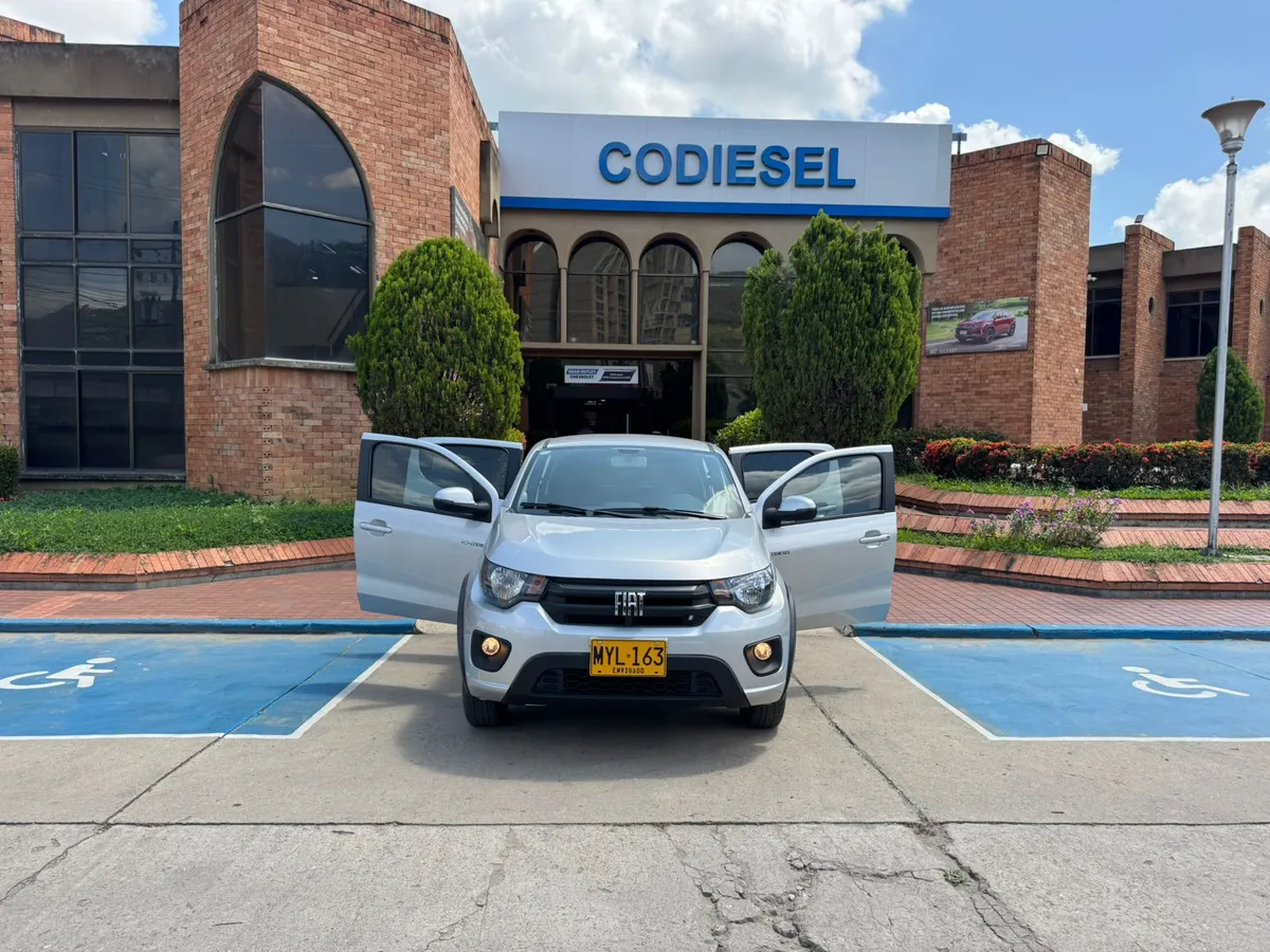 Fiat Mobi 2024 Plateado Girón