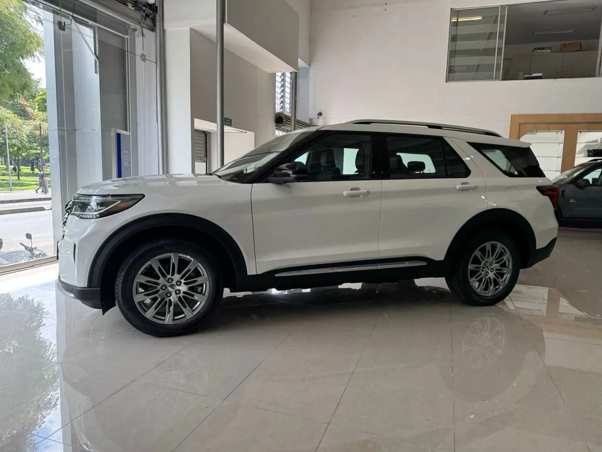 Ford Explorer Platinum 2025 Blanco